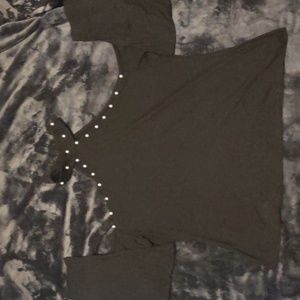 3/15 🦇 Black long sleeve cold shoulder pearl top